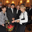 Dolník Erzsébetnek gratulálnak az átvett Helytállásért-díjhoz 2011-ben.jpg
